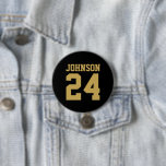 Nom de l'athlète noir et or Numéro Jersey<br><div class="desc">Saluez votre équipe sportive préférée, votre footballeur ou montrez votre fierté scolaire avec un bouton d'esprit personnalisé! Ajoutez votre nom d'école ou personnalisez-le avec le nom d'un joueur et son numéro de maillot. Parfait pour le football, le basket, le baseball et les jeux de football ! Créez des broches personnalisées...</div>