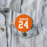 Nom de l'athlète orange et blanc Numéro Jersey<br><div class="desc">Saluez votre équipe sportive préférée, votre footballeur ou montrez votre fierté scolaire avec un bouton d'esprit personnalisé! Ajoutez votre nom d'école ou personnalisez-le avec le nom d'un joueur et son numéro de maillot. Parfait pour le football, le basket, le baseball et les jeux de football ! Créez des broches personnalisées...</div>