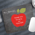 Nom de l'enseignant | Red pomme blackboard merci<br><div class="desc">Une grande pomme rouge et votre texte personnalisé à l'intérieur sur un arrière - plan de tableau de bord de l'école. Personnalisez cette mousepad avec le nom et la note de votre professeur ! Ce pourrait être un cadeau de remerciement réfléchi et mignon pour votre professeur le jour de l'appréciation,...</div>