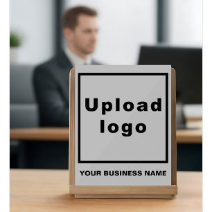 Nom de l'entreprise et logo sur le signe acrylique