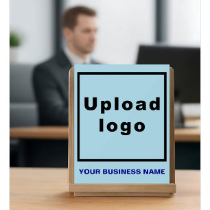 Nom de l'entreprise et logo sur le signe acrylique
