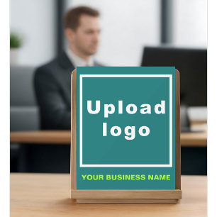 Nom de l'entreprise et logo sur le signe acrylique