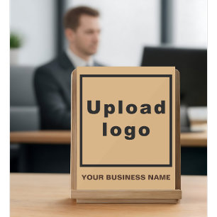Nom de l'entreprise et logo sur le signe acrylique