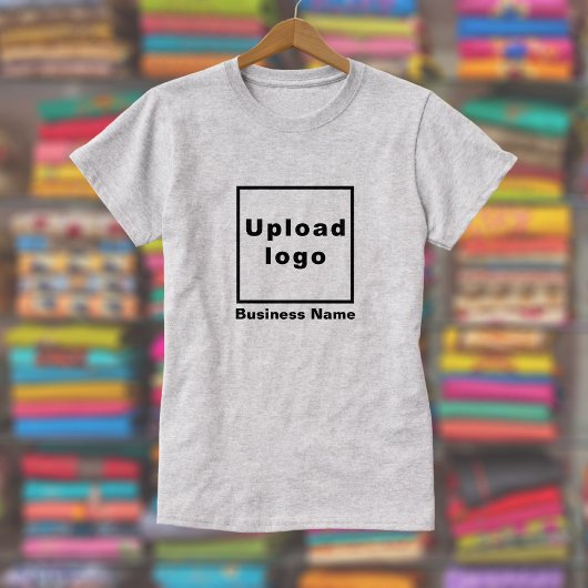 Nom de l'entreprise et logo sur le T-shirt gris fé