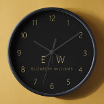 Nom de monogramme minimaliste en or noir classique<br><div class="desc">Améliorez votre décoration de maison avec notre horloge murale Monogramme minimaliste classique élégant et moderne. Ce magnifique garde-temps allie élégance intemporelle et minimalisme contemporain, élevant votre espace de vie à de nouveaux niveaux de sophistication. Réalisée avec précision et attention minutieuse aux détails, cette horloge murale est plus qu'un simple accessoire...</div>