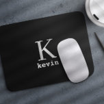 Nom de monogramme noir moderne personnalisé<br><div class="desc">Un monogramme d'homme et nom créer votre propre modèle mousepad en noir et blanc simple. Vous pouvez modifier les couleurs arrière - plan et texte en sélectionnant l'option personnaliser. Il peut être un cadeau spécial pour un petit ami, mari, fils, père, marié, meilleur homme pour un anniversaire, mariage, Noël, ou...</div>