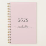 Nom de monogramme rose poussiéreux minimaliste écr<br><div class="desc">Agenda personnalisé 2023 ou de n'importe quelle année avec un design Féminin, Minimaliste, Simple et Élégant, Monogramme, Nom, Signature, Écriture en rose blush. Ce design présente votre prénom dans une jolie typographie (ou calligraphie) de style lettrage manuscrit avec un enjolivement en queue d'ange sur un fond rose poudré ou rose...</div>