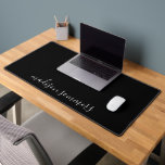 Nom De Script Blanc Moderne Sur Le Mat De Bureau N<br><div class="desc">Personnalisez ce tapis de bureau noir moderne avec votre nom dans un script blanc moderne. Un cadeau parfait pour un élève. Type de script de style manuscrit assez fluide.</div>