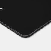 Nom De Script Blanc Moderne Sur Mat De Bureau Noir (Coin)