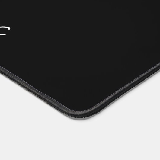 Nom De Script Blanc Moderne Sur Mat De Bureau Noir (Coin)