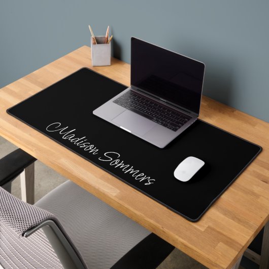 Nom De Script Blanc Moderne Sur Mat De Bureau Noir (Bureau 2)