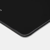 Nom De Script Blanc Moderne Sur Mat De Bureau Noir (Coin)