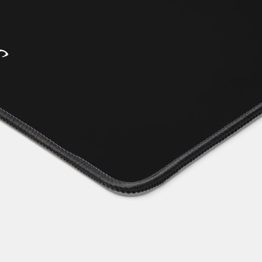 Nom De Script Blanc Moderne Sur Mat De Bureau Noir (Coin)