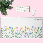 Nom de script personnalisé fleur sauvage<br><div class="desc">Ce tapis de bureau à fleurs est décoré de fleurs sauvages dessinés à la main et d'une typographie stylisée. Dans les tons rose, jaune vert et violet, ce tapis est féminin et fait un cadeau parfait pour elle. Facile à personnaliser. Utilisez l'outil de conception pour modifier la taille, le style...</div>