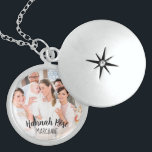 Nom du baptême et collier de casier photo<br><div class="desc">Un casier spécial en argent avec photo personnalisée pour le bébé, écrit avec le nom du bébé et parfait comme un cadeau de baptême ou un souvenir de baptême. Le modèle est mis en place pour que vous puissiez ajouter votre propre photo de votre famille, bébé et parrain ou juste...</div>