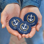 Nom du bateau Ancre Gold Style Laurel Star Navy Bl<br><div class="desc">Un bouton personnalisé avec votre nom de bateau, votre nom de famille ou tout autre texte souhaité, au besoin. Doté d'une ancre nautique conçue sur mesure, de feuilles de lauriers de style or et d'un emblème d'étoiles en bleu marine ou de régler facilement la couleur primaire pour correspondre à votre...</div>