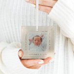 Nom du bébé minimal et statistiques de naissance<br><div class="desc">Simple et minimaliste photo de bébé et de naissance Statistiques garder l'ornement photo. Le design est simple et minimaliste, avec un design photo carré pour afficher votre photo bébé spéciale. Le nom, la date, l'heure et les statistiques de naissance du bébé sont affichés dans un design moderne simple autour de...</div>