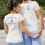 Nom du capitaine et du bateau bleu marine<br><div class="desc">Le design personnalisé des t-shirts nautiques présente un design simple et élégant de style bleu marine côtier sur l'avant et l'arrière avec accent d'ancrage du bateau et message de bienvenue à bord sur le dos. Personnalisez le texte personnalisé avec le nom du bateau, du propriétaire / capitaine du bateau, de...</div>