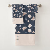 Nom du monogramme Blush Rose Navy Blue Floral (En situation)