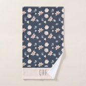 Nom du monogramme Blush Rose Navy Blue Floral (Serviette à main)