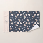 Nom du monogramme Blush Rose Navy Blue Floral (Serviette à main)