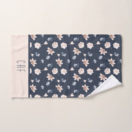 Nom du monogramme Blush Rose Navy Blue Floral (Serviette à main)