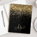 Nom du monogramme de la Parties scintillant d'or<br><div class="desc">Glam Gold Parties scintillant Élégant Monogram Planner Personnalisez facilement ce design chic et branché de planneur avec une élégante parties scintillant dorée brillante sur un arrière - plan noir. Le design comprend votre monogramme manuscrit avec de jolis tourbillons et nom.</div>