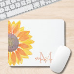 Nom du monogramme Floral<br><div class="desc">Ce tapis de souris à fleurs est décoré d'un tournesol jaune aquarelle. Customisez-le avec votre nom et votre initiale. Parce que nous créons notre propre oeuvre, vous ne trouverez pas cette image exacte d'autres designers. Aquarelle originale © Michele Davies.</div>