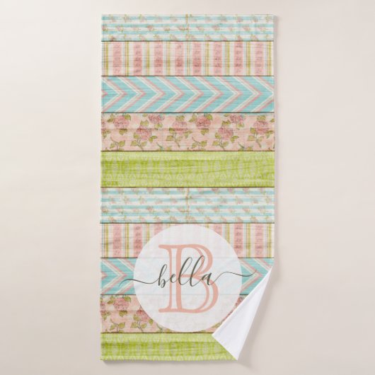 Nom du monogramme Roses de Shabby sur le chalet ru (Serviette de bain)