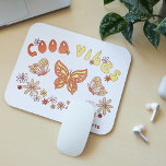 Nom du papillon de la fleur d'hippie Good Vibes Re<br><div class="desc">Good Vibes Retro Hippie Flower Butterfly Custom Name Mouse Pads contient le texte "good vibes" dans une typographie script moderne accentuée de papillons et de fleurs rétro et personnalisée avec votre nom personnalisé à la base. Un cadeau parfait pour Noël, anniversaire, université, meilleurs amis et plus encore. Conçu par ©Evco...</div>