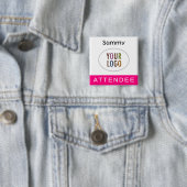 Nom du participant rose chaud Badge Logo Carré Pin (En situation)