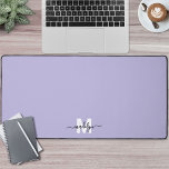 Nom du script pourpre Monogramme<br><div class="desc">Nom Initial Personnalisé Monogramme Purple Desk Mat. Ajoutez une touche personnelle et élégante à votre espace de travail avec ce tapis de bureau personnalisé, parfait comme un accessoire de bureau ou un tapis de souris surdimensionné. Le design comprend un arrière - plan mauve mou avec un nom de script blanc...</div>