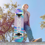 Nom du skateboard personnalisé Vague holographique<br><div class="desc">Personnalisez facilement ce skateboard coloré sur Holographic Rainbow Pastel Wave design abstrait avec l'esthétique Unicorn avec une touche moderne et mignonne de fée. Ajoutez votre nom,  choisissez la police,  changez la taille et la position,  ajoutez du clipart,  des photos et des formes.</div>