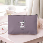 Nom élégant unique et typographie de monogramme vi<br><div class="desc">Une belle pochette d'accessoires avec une élégante représentation stylisée de votre nom et monogramme avec sérifs classiques et une typographie de script plus ornée dans une harmonie équilibrée et symétrique. Les trois éléments se fondent dans une harmonie sophistiquée et créent votre propre logo de marque personnelle. Montré ici avec un...</div>