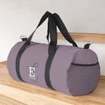 Nom élégant unique et typographie de monogramme vi<br><div class="desc">Une belle conception de sac duffle avec une élégante représentation stylisée de votre nom et monogramme avec sérifs classiques et une typographie de script plus ornée dans une harmonie équilibrée et symétrique. Les trois éléments se fondent dans une harmonie sophistiquée et créent votre propre logo de marque personnelle. Montré ici...</div>