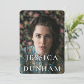 Nom en gras Serif Graduation Invitation (Debout devant)