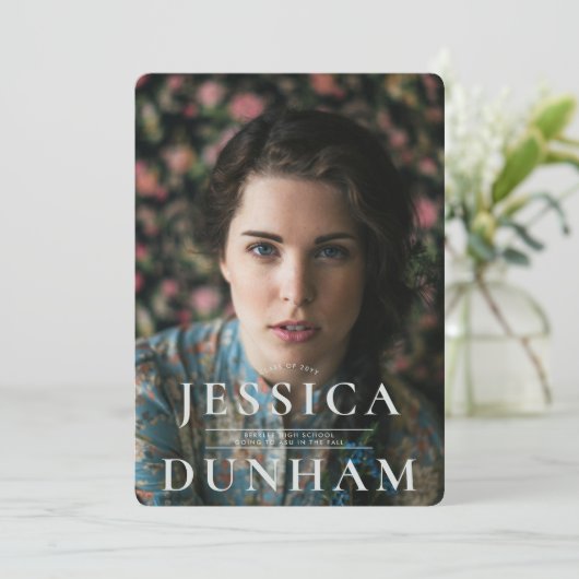 Nom en gras Serif Graduation Invitation (Debout devant)