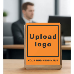 Nom et logo de l'entreprise sur le signe acrylique