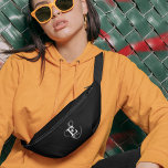Nom et monogramme de calligraphie noire élégant<br><div class="desc">Un design de pack fanny personnalisé avec une élégante représentation stylisée de votre nom et monogramme avec sérifs classiques et un script de calligraphie plus orné dans une harmonie équilibrée et symétrique. Les trois éléments se fondent dans une harmonie sophistiquée et créent votre propre logo de marque personnelle. Montré ici...</div>