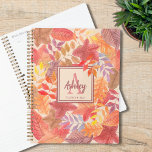 Nom Feuilles d'automne Monogram<br><div class="desc">Ce joli planificateur est décoré d'une cascade qui laisse le motif dans les magnifiques couleurs de l'automne. Vous pouvez le customiser en modifiant le nom et l'initiale. Parce que nous créons notre propre oeuvre, vous ne trouverez pas cette image exacte d'autres designers. Aquarelle originale © Michele Davies.</div>