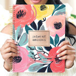 Nom floral gras expressif personnalisé<br><div class="desc">Ce design vibrant présente des flores expressives aux tonalités audacieuses de corail, jaune, rose et turquoise, agrémentées de touches vives et d'une plaque d'or rose et élégante. Le toucher personnalisé est parfait pour les étudiants, les professionnels ou toute personne qui aime les designs colorés et artistiques. Idéal pour organiser les...</div>