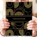 Nom géométrique moderne Black and Gold<br><div class="desc">Ce design de planificateur moderne présente un arrière - plan noir audacieux orné d'un motif géométrique sophistiqué en or rayonnant. Le nom personnalisé présenté au centre ajoute une touche personnelle et élégante au design général. Parfait pour les professionnels, les étudiants ou toute personne qui apprécie l'esthétique contemporaine et luxueuse. Utilisez-le...</div>