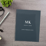 Nom gris de charbon monogramme 2025<br><div class="desc">Une couleur arrière - plan gris fusain,  texte blanc. Personnalisez et ajoutez votre prénom,  vos initiales monographiques et votre nom complet,  une année de titre 2025 (ou toute année).</div>