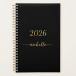 Nom minimaliste en écriture cursive dorée et noire<br><div class="desc">Agenda personnalisé minimaliste féminin simple propre noir et or avec monogramme de nom personnalisé en script 2023 ou toute autre année. Ce design présente votre prénom dans une jolie typographie à queue avec lettrage manuscrit (ou calligraphie) en or sur fond noir. Cadeau féminin élégant pour anniversaire, fête des mères, mariage,...</div>