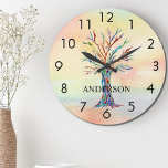 Nom Monogramme Arborescence arc-en-ciel<br><div class="desc">Cette horloge murale colorée est décorée d'un arbre en mosaïque aux couleurs de l'arc-en-ciel sur un arrière - plan d'aquarelle. Facilement personnalisable avec votre nom ou monogramme. Parce que nous créons notre propre oeuvre,  vous ne trouverez pas cette image exacte d'autres designers. Mosaïque originale et aquarelle © Michele Davies.</div>