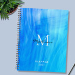 Nom Monogramme bleu<br><div class="desc">Cet élégant Planner est décoré avec un design d'ambiance dans les tons bleu et turquoise. Facilement personnalisable avec votre nom, monogramme et année. Utilisez l'option Outil de conception pour modifier la taille, le style et la couleur du texte.</div>