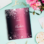 Nom monogramme de poussière de parties scintillant<br><div class="desc">Un faux arrière - plan à l'allure métallique bordeaux avec de la poussière de parties scintillant en faux rose. Personnalisez et ajoutez votre prénom,  vos initiales monographiques,  votre nom complet et une année (chaque année)</div>