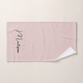 Nom Monogramme moderne Script Blush Pink (Serviette à main)