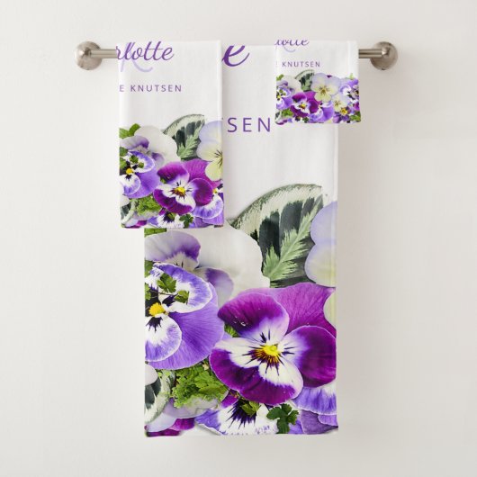 Nom monogramme violet blanc à fleurs (En situation)