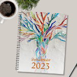 Nom personnalisé 2023<br><div class="desc">Ce planificateur unique est décoré d'un arbre en mosaïque aux couleurs vives. Customisez-le avec votre nom et votre année. Pour modifier davantage, utilisez l'outil de conception pour modifier la police, la taille de police ou la couleur. Parce que nous créons notre oeuvre, vous ne trouverez pas cette image exacte d'autres...</div>